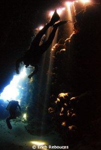 Divers through the Jackfish Alley cave by Erich Reboucas 